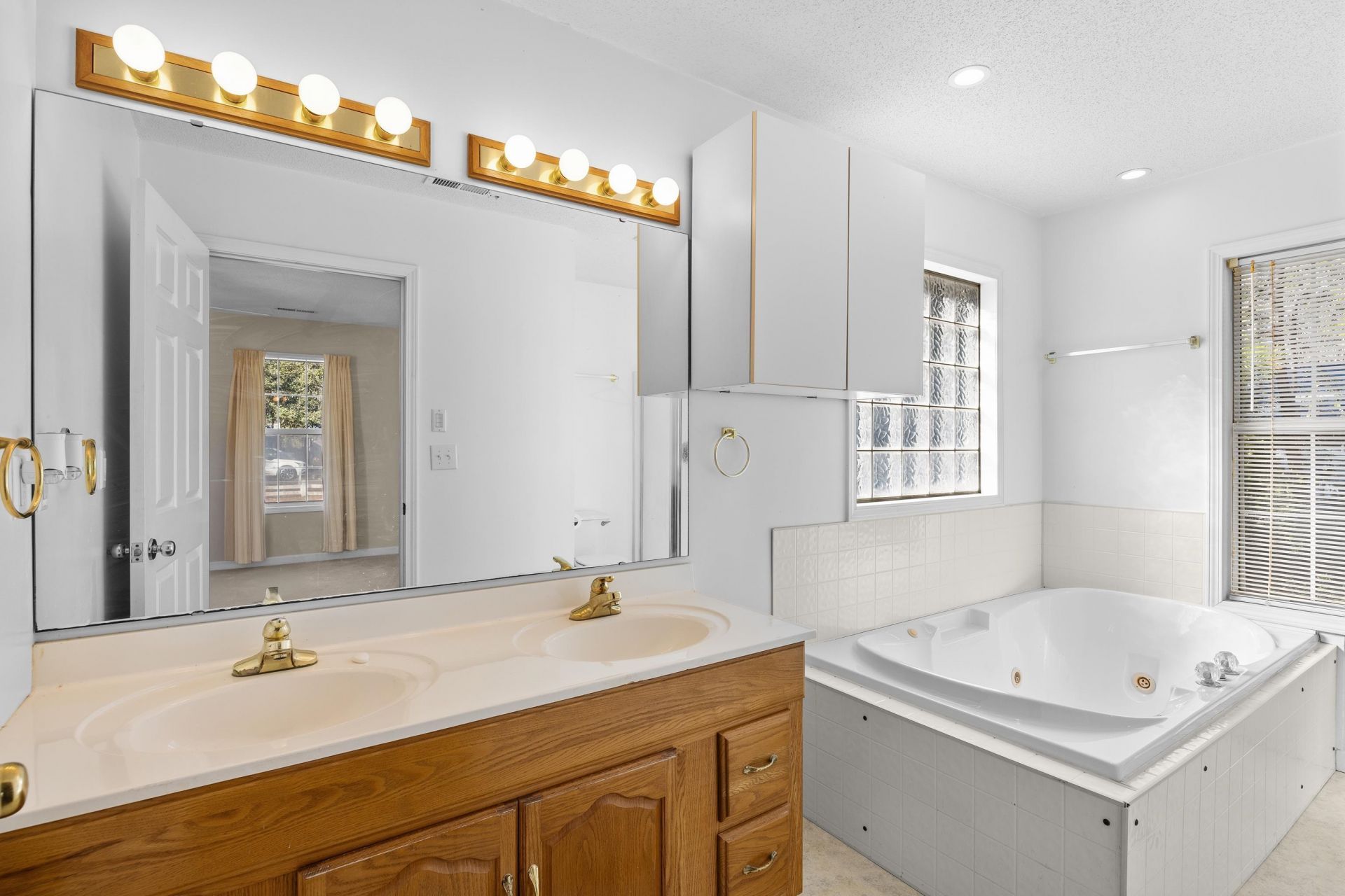 246 Russell Dr. Photo 11