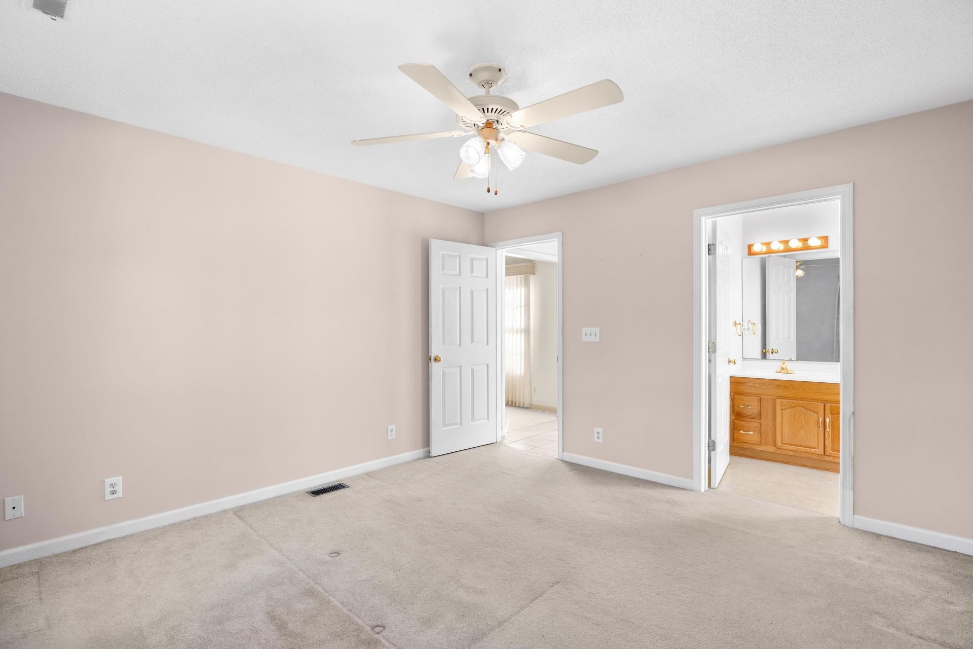 246 Russell Dr. Photo 9