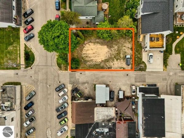 112 Madison Avenue W, Suttons Bay, MI 49682