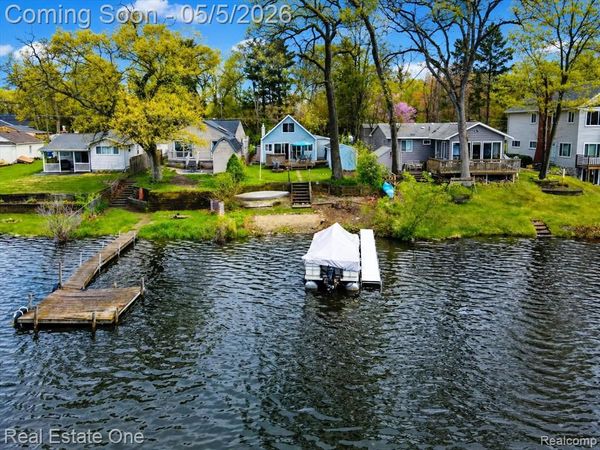 9590 Roundlake Boulevard, White Lake Twp, MI 48386