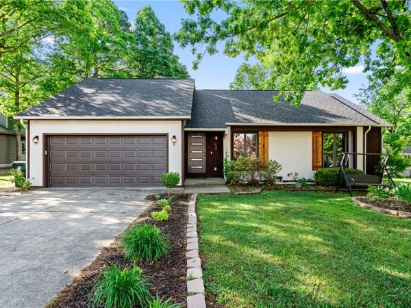 8 Hillcrest Drive , Eureka Springs, AR 72631