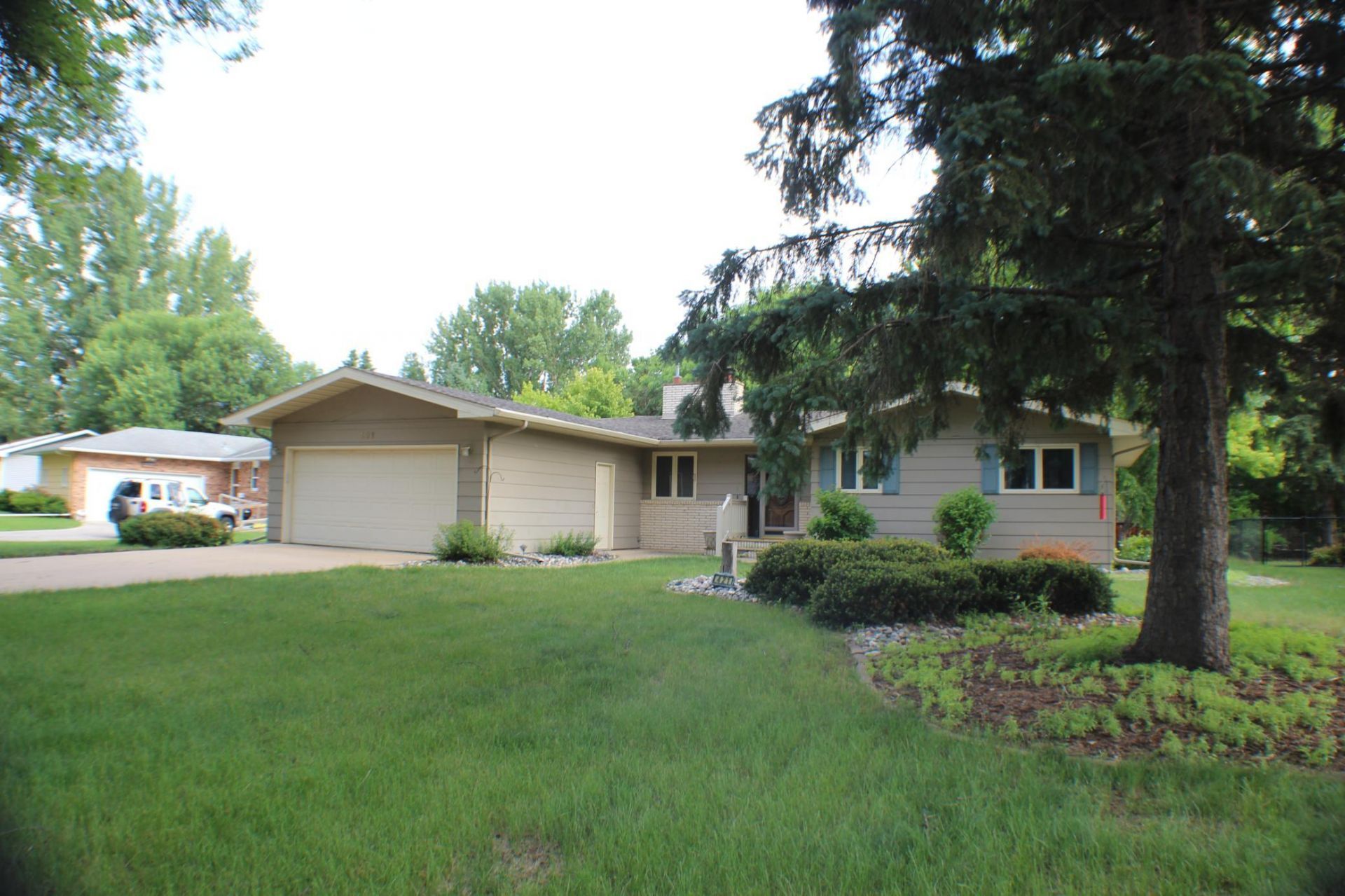 421 Dale Avenue N primary photo
