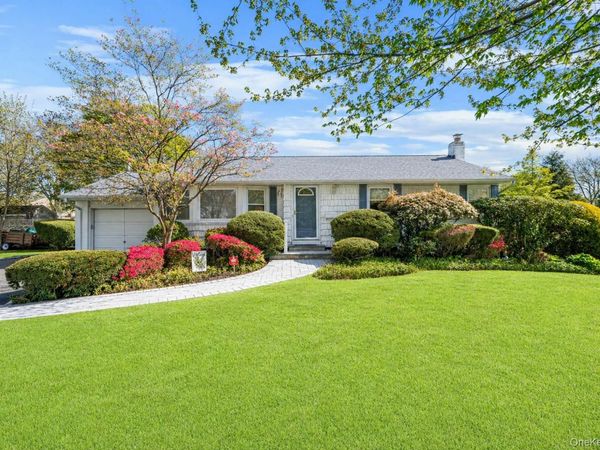 15 Frost Lane , Greenlawn, NY 11740