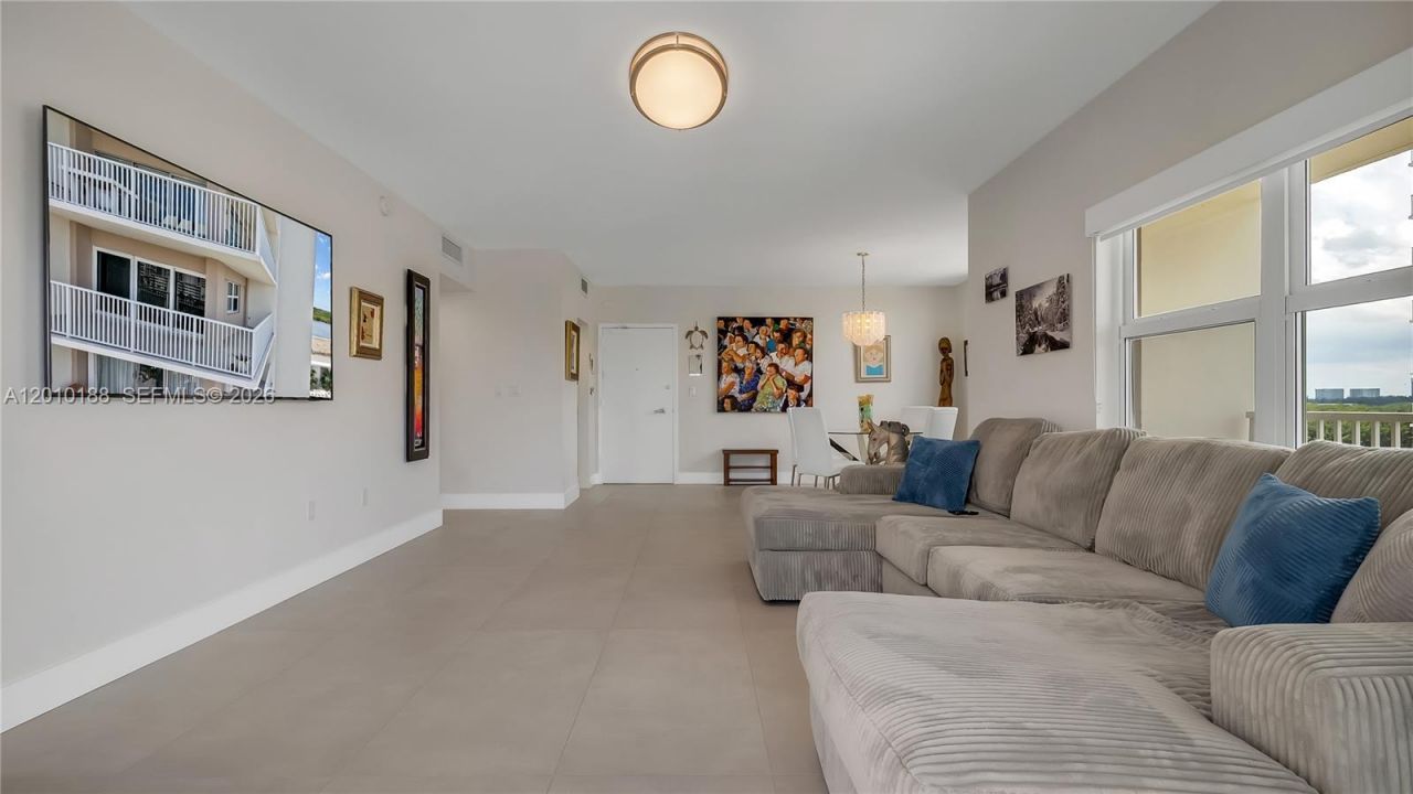 300 Bayview Dr, Unit 605, Sunny Isles Beach, FL 33160 Photo