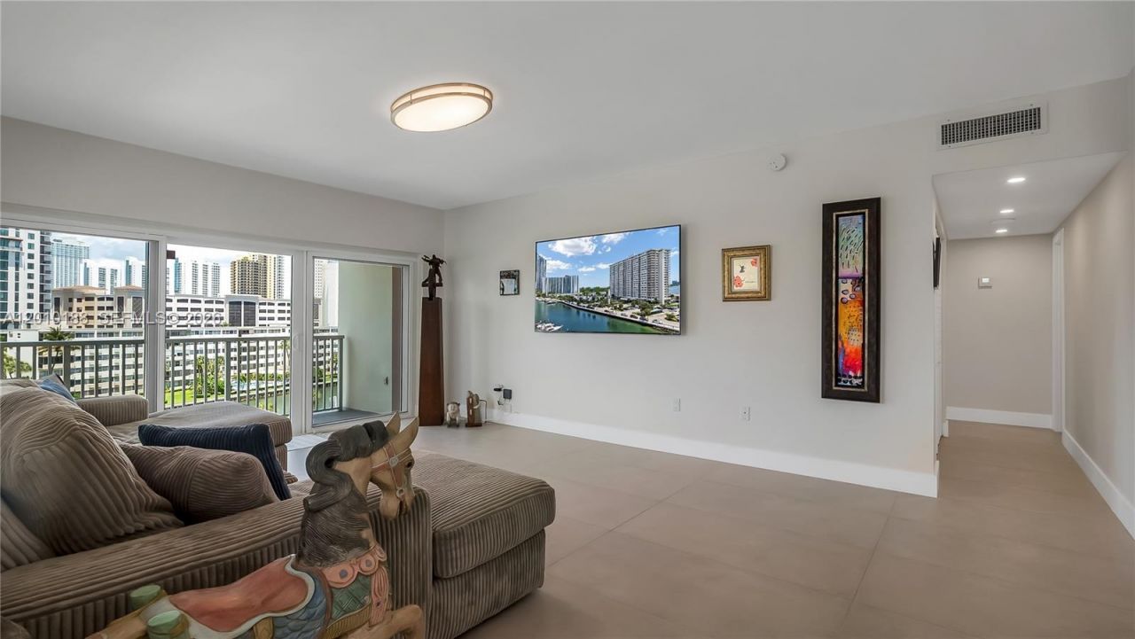 300 Bayview Dr, Unit 605, Sunny Isles Beach, FL 33160 Photo