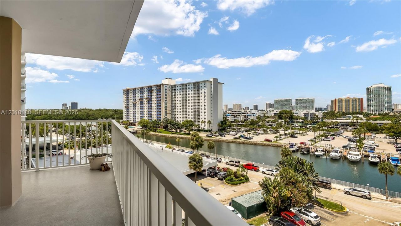 300 Bayview Dr, Unit 605, Sunny Isles Beach, FL 33160 Photo