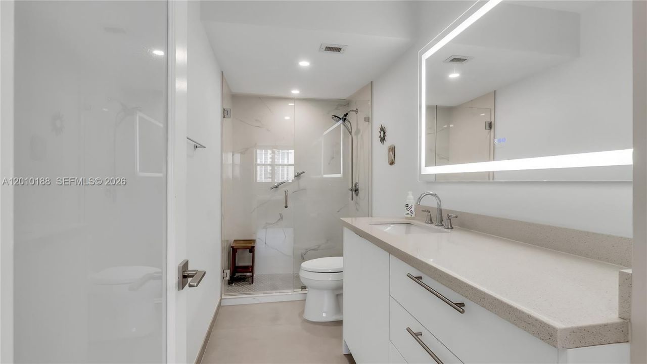 300 Bayview Dr, Unit 605, Sunny Isles Beach, FL 33160 Photo