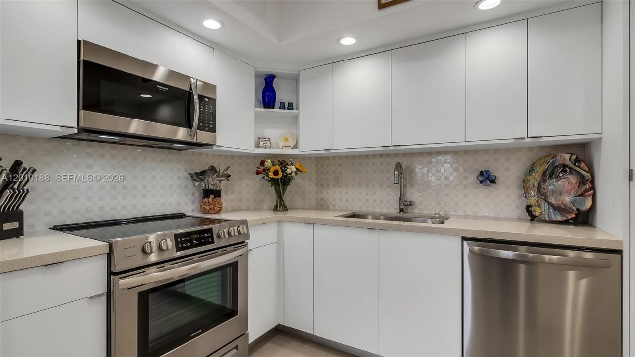 300 Bayview Dr, Unit 605, Sunny Isles Beach, FL 33160 Photo