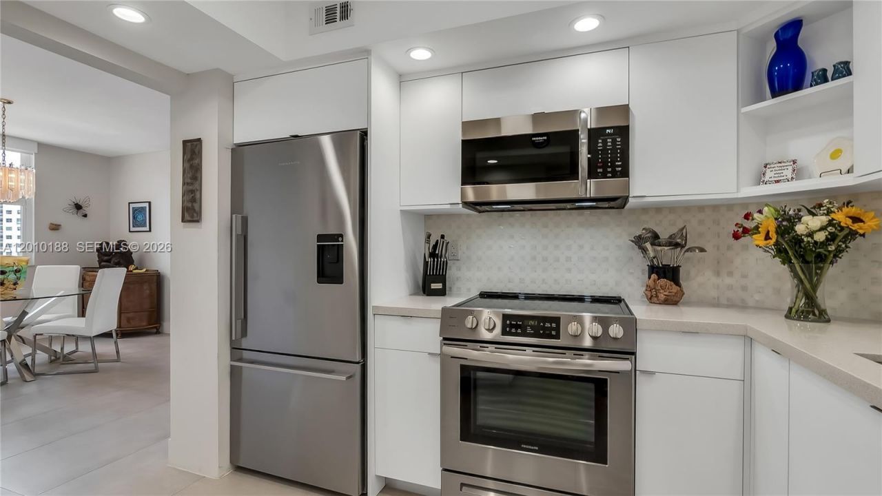300 Bayview Dr, Unit 605, Sunny Isles Beach, FL 33160 Photo