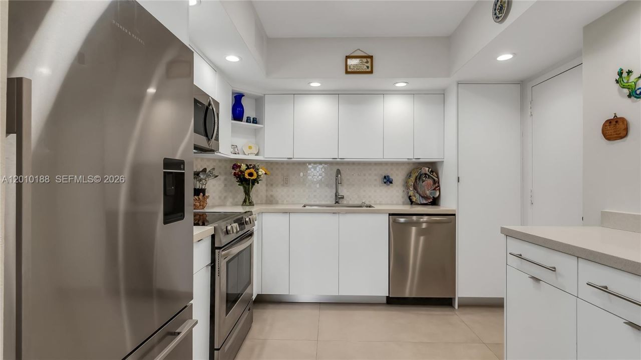 300 Bayview Dr, Unit 605, Sunny Isles Beach, FL 33160 Photo