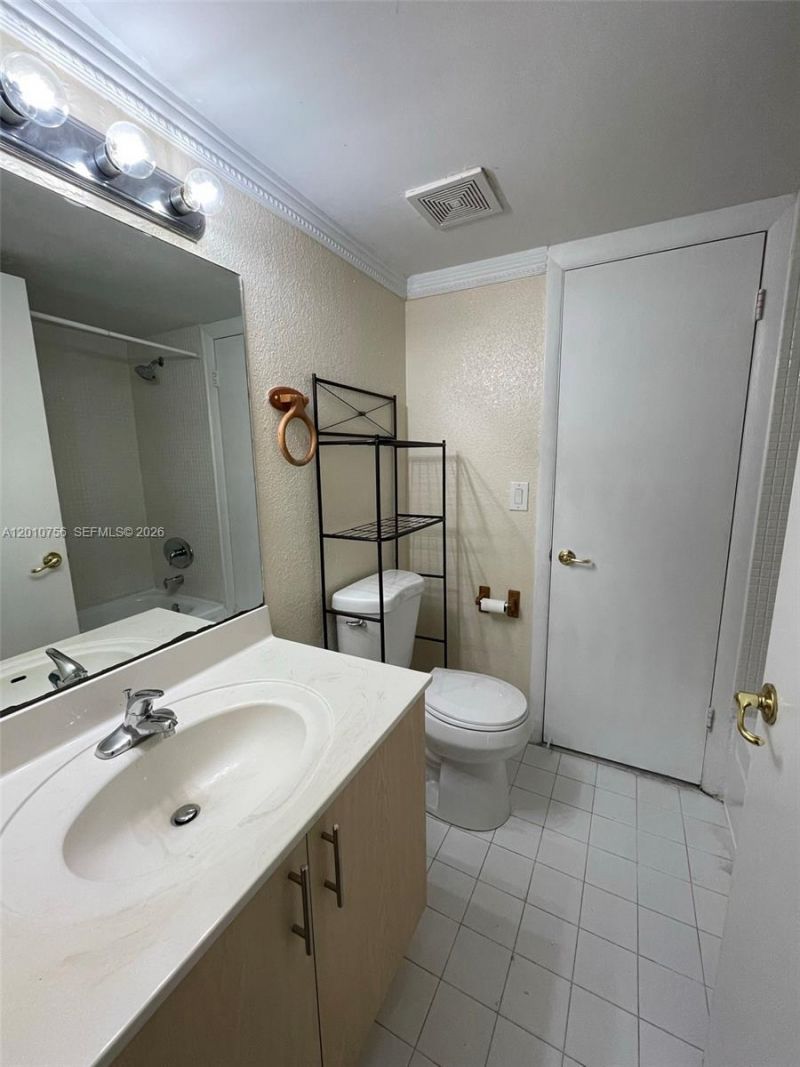 4215 N University Dr , Unit 304, Sunrise, FL 33351 Photo