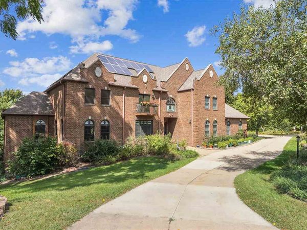 1 Acorn Ct, Iowa City, IA 52246