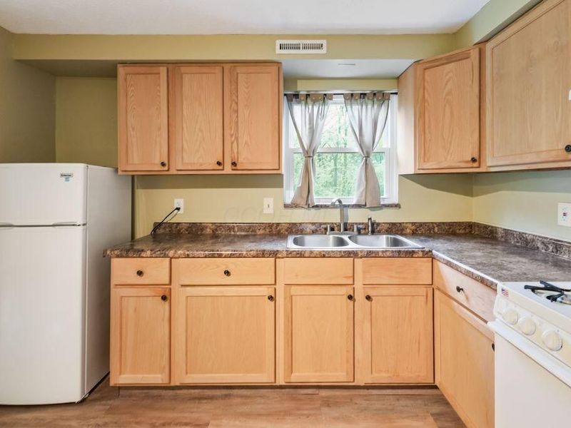 5840 Hallridge Circle, Unit C, Columbus, OH 43232 Photo 11