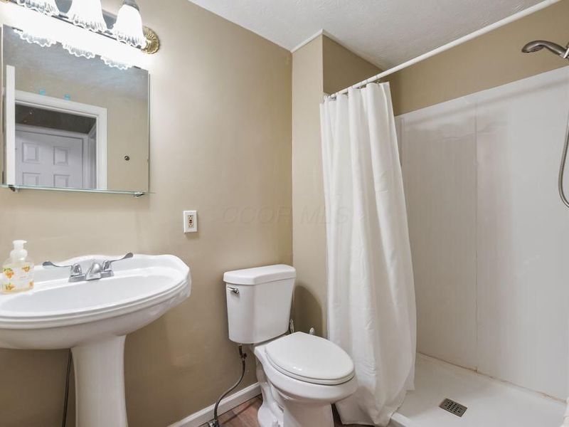 5840 Hallridge Circle, Unit C, Columbus, OH 43232 Photo 13