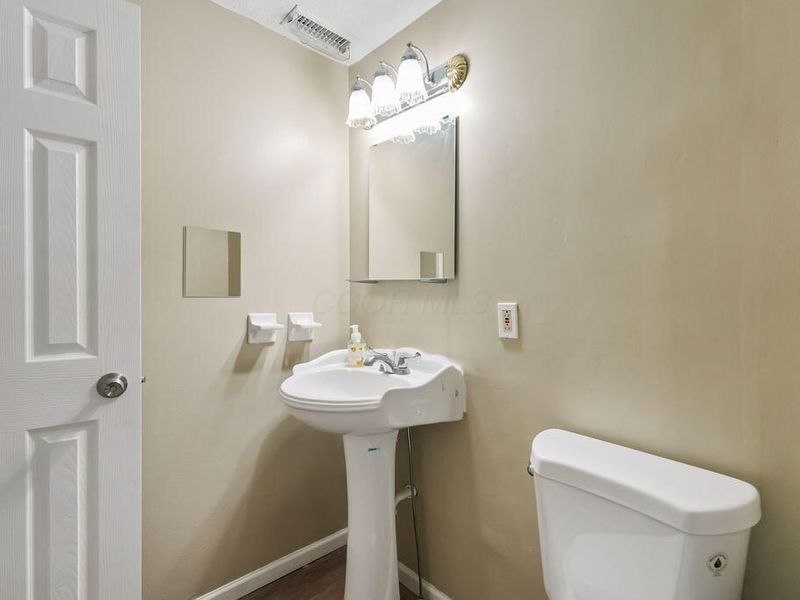 5840 Hallridge Circle, Unit C, Columbus, OH 43232 Photo 15