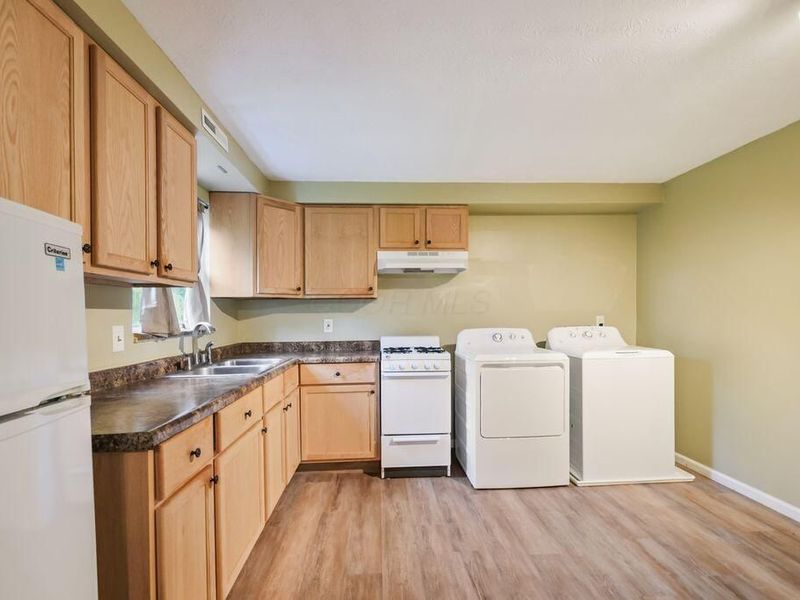 5840 Hallridge Circle, Unit C, Columbus, OH 43232 Photo 9