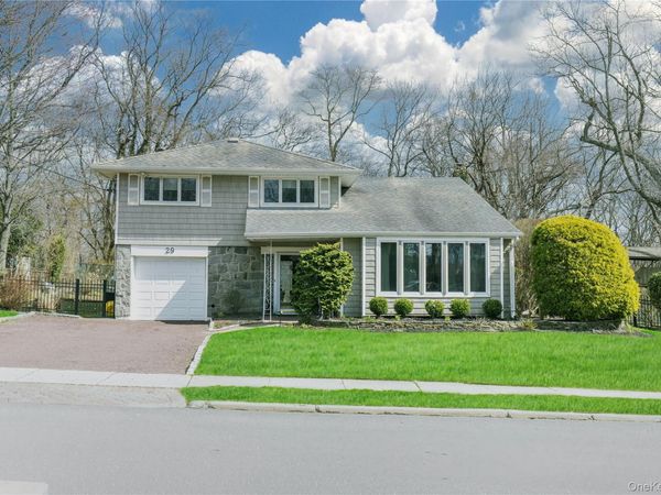 29 Serpentine Lane , Old Bethpage, NY 11804