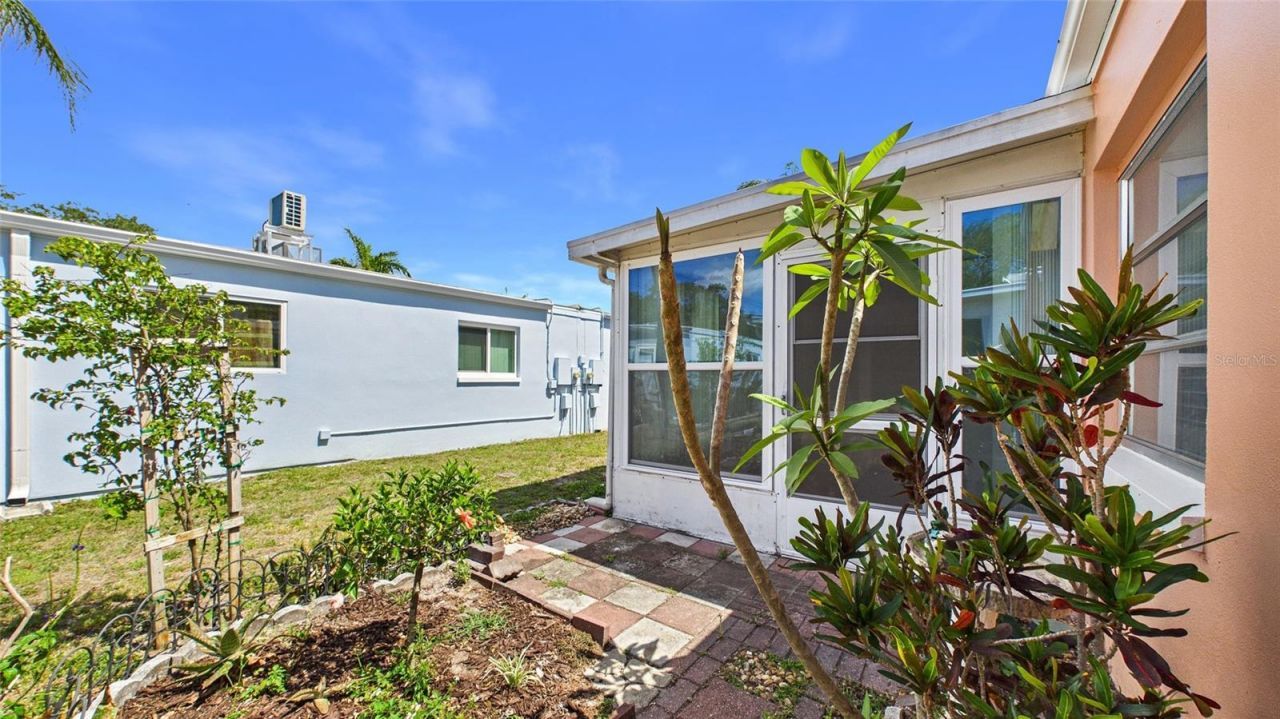 325 Sky Loch Drive W, Dunedin, FL 34698 Photo