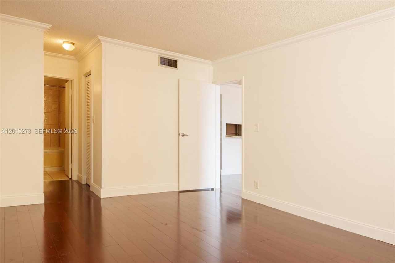 2935 NE 163rd St, Unit 5T, North Miami Beach, FL 33160 Photo