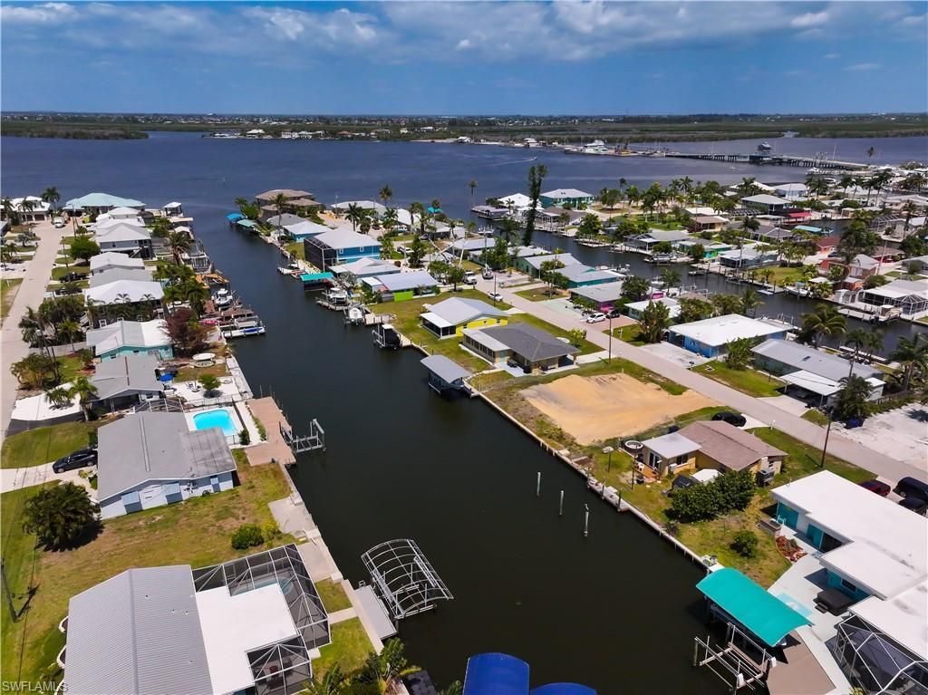 2652 Bridgeview St , Matlacha, FL 33993 Photo