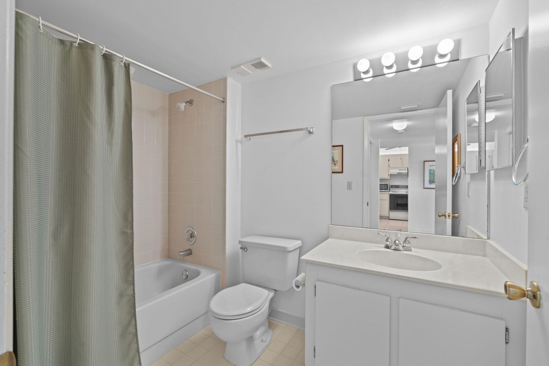 3138 Via Poinciana, Unit 410, Lake Worth, FL 33467 Photo