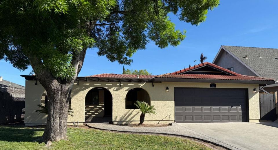 1950 Blue Spruce Dr, Oakdale, CA 95361 Photo