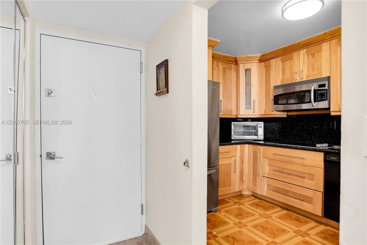 3701 N Country Club Dr , Unit 2203, Aventura, FL 33180 Photo