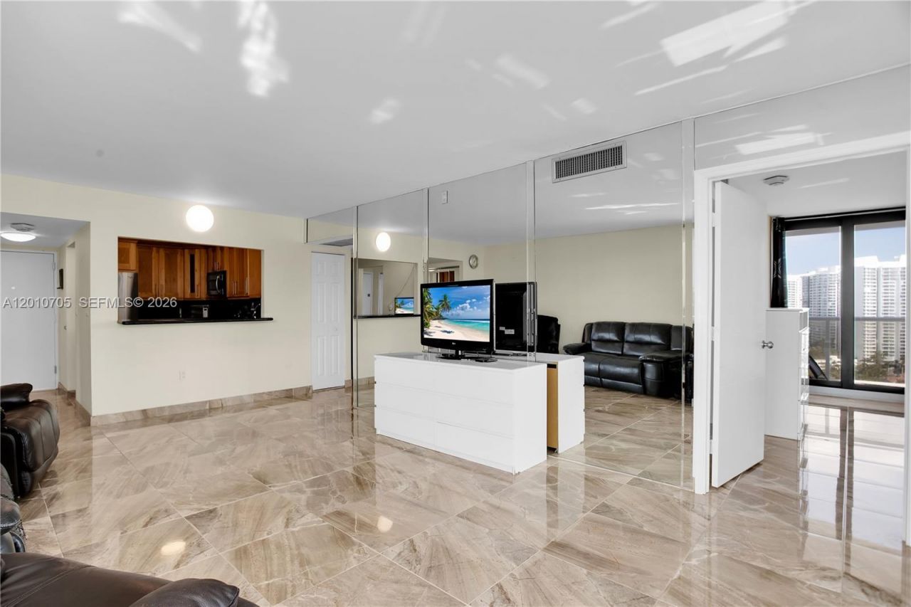3701 N Country Club Dr , Unit 2203, Aventura, FL 33180 Photo