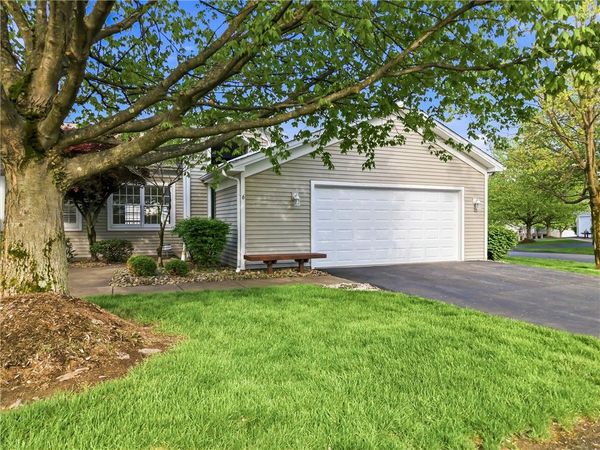 6 Golfwood Dr, Hermitage, PA 16148