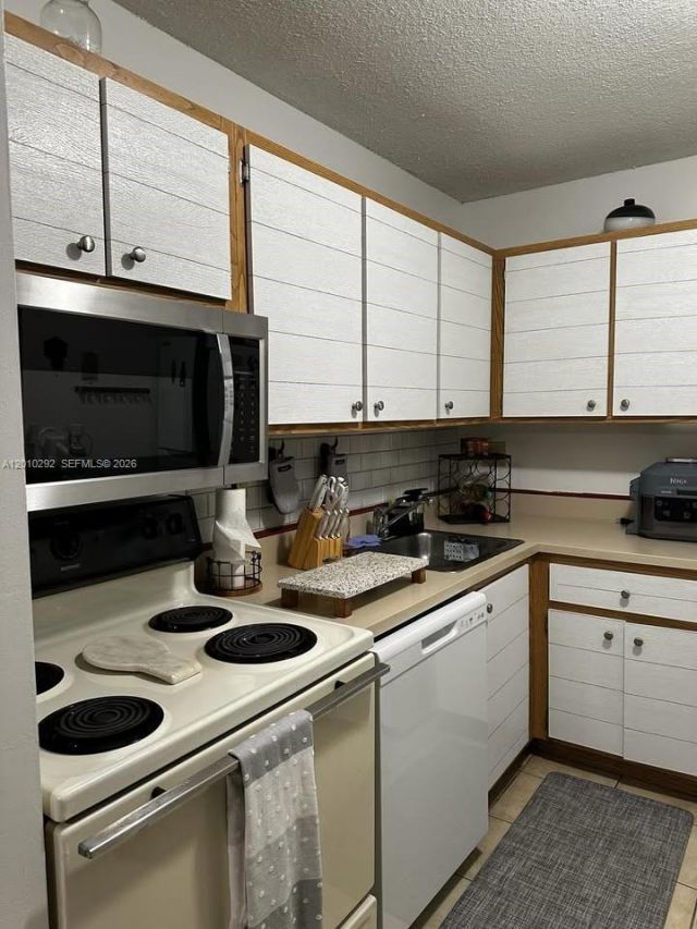 7220 NW 179th St, Unit 111, Hialeah, FL 33015 Photo