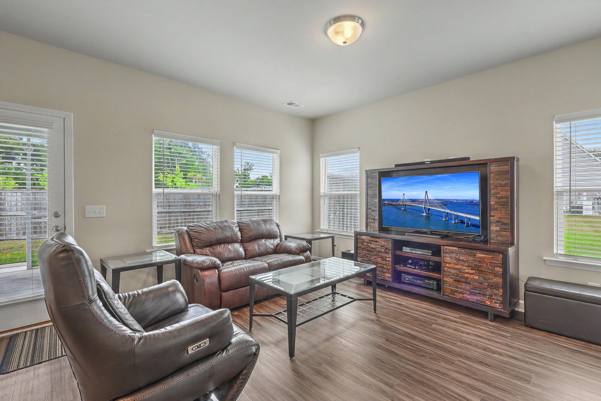 1042 Striped Lane Photo 5