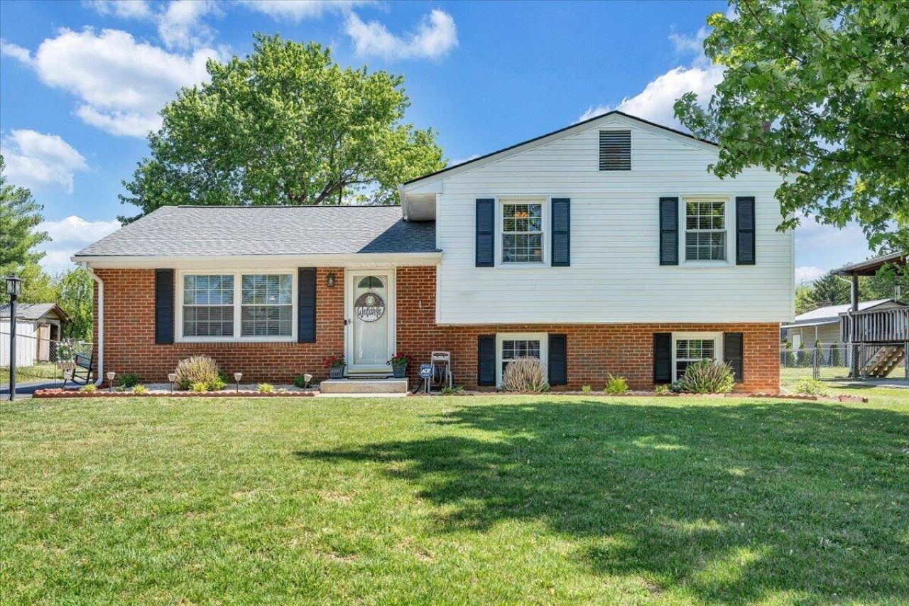 6339 Greenway Dr, Roanoke, VA 24019 Main Photo