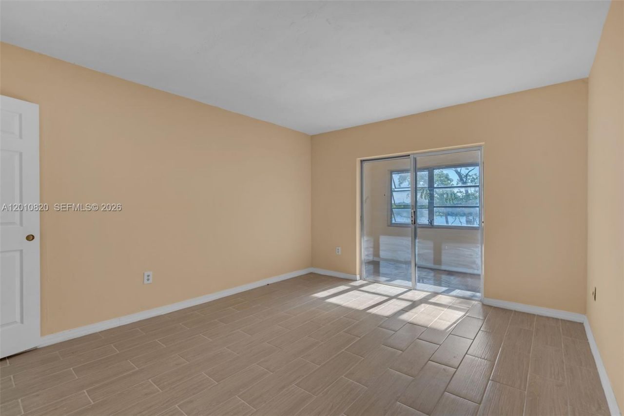 18900 NE 3rd Ct, Unit 520, Miami, FL 33179 Photo