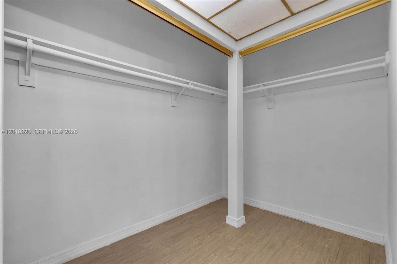 18900 NE 3rd Ct, Unit 520, Miami, FL 33179 Photo