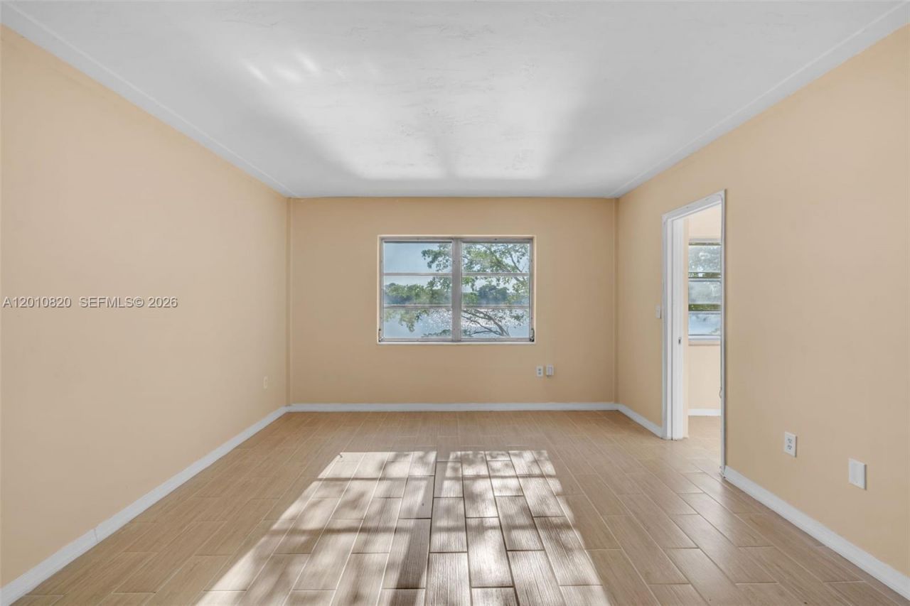 18900 NE 3rd Ct, Unit 520, Miami, FL 33179 Photo