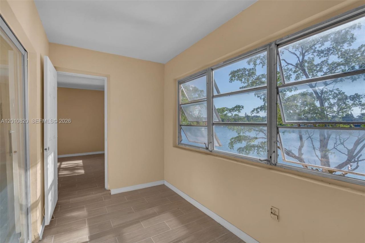 18900 NE 3rd Ct, Unit 520, Miami, FL 33179 Photo