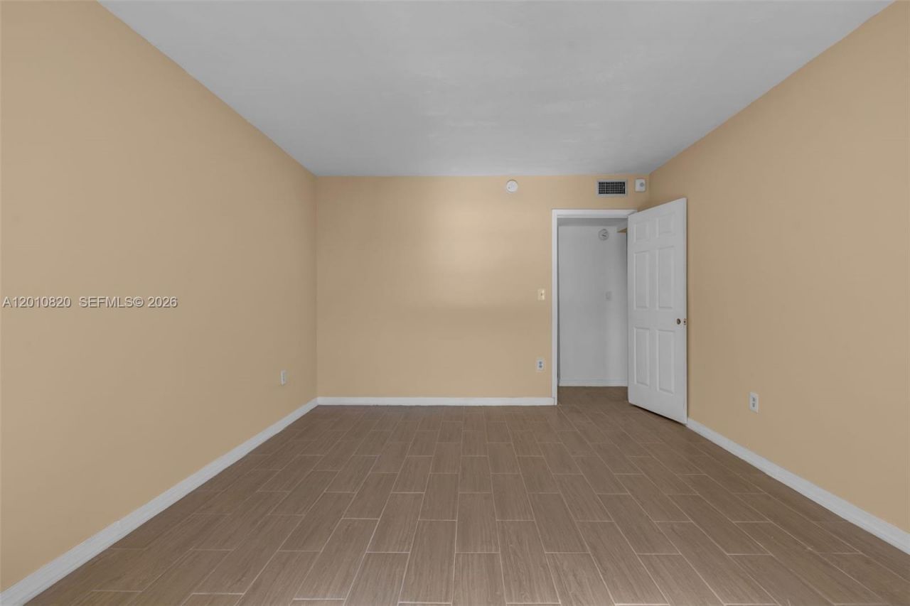 18900 NE 3rd Ct, Unit 520, Miami, FL 33179 Photo