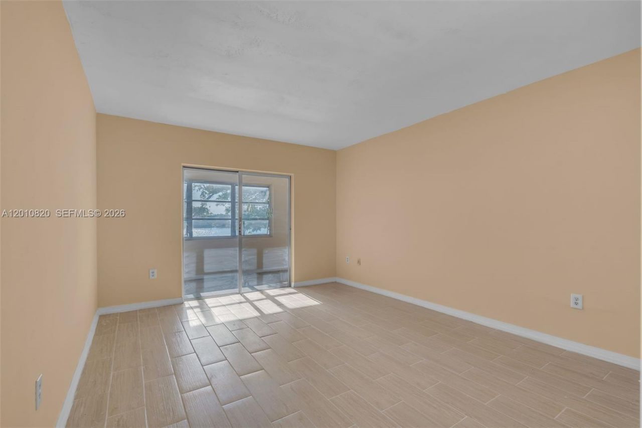 18900 NE 3rd Ct, Unit 520, Miami, FL 33179 Photo