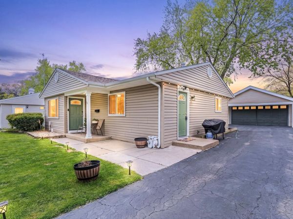 52 Sparrow Road , Carpentersville, IL 60110