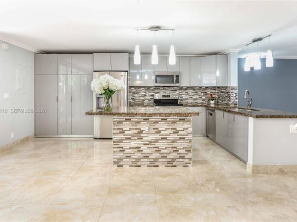 928 NE 27th Ave , Hallandale Beach, FL 33009