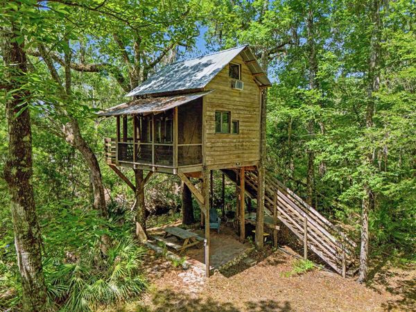 253 PERSIMMON Road , Sopchoppy, FL 32358