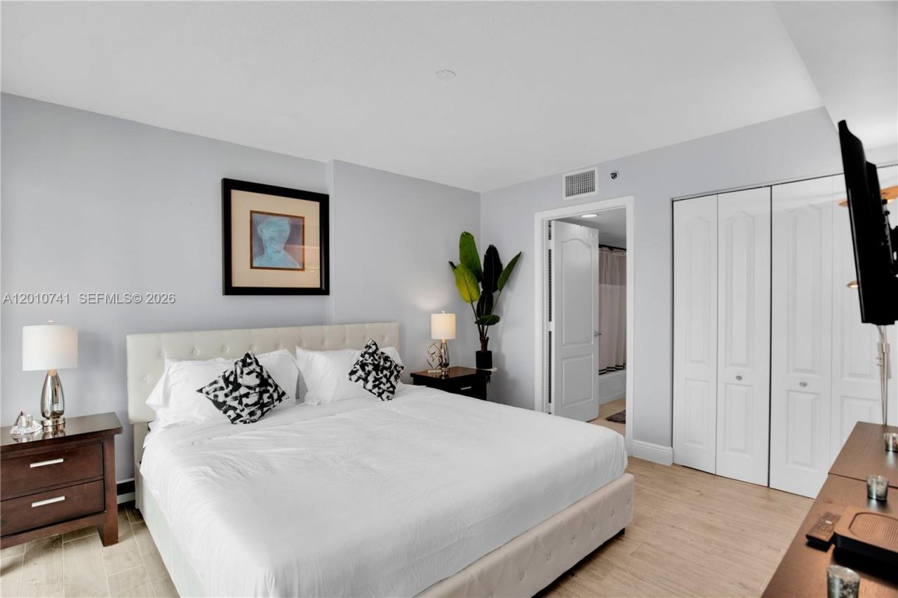 1200 Brickell Bay Dr, Unit 3515, Miami, FL 33131 Photo