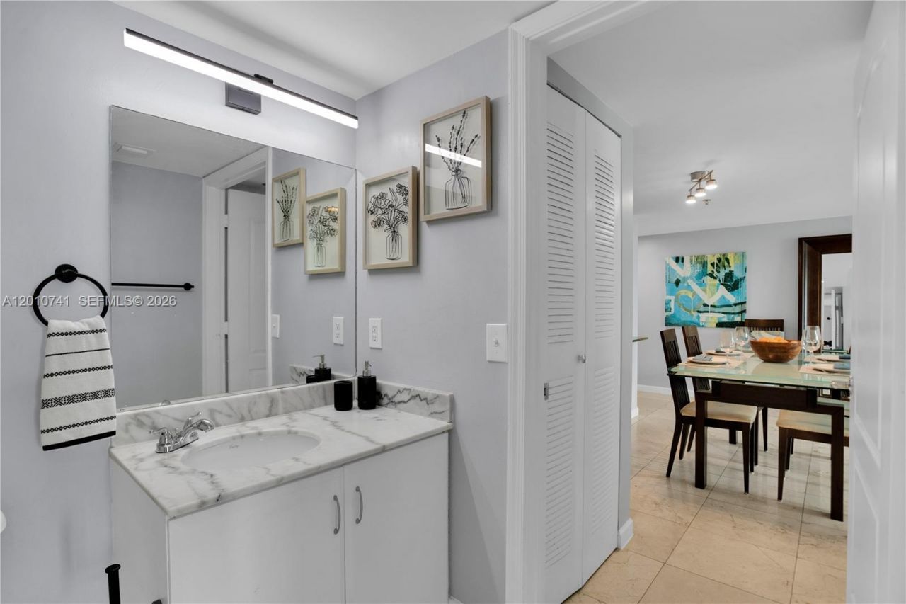 1200 Brickell Bay Dr, Unit 3515, Miami, FL 33131 Photo