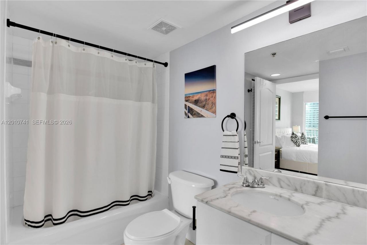1200 Brickell Bay Dr, Unit 3515, Miami, FL 33131 Photo