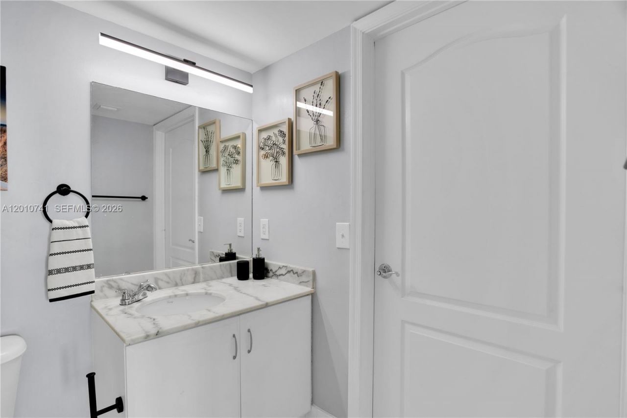 1200 Brickell Bay Dr, Unit 3515, Miami, FL 33131 Photo