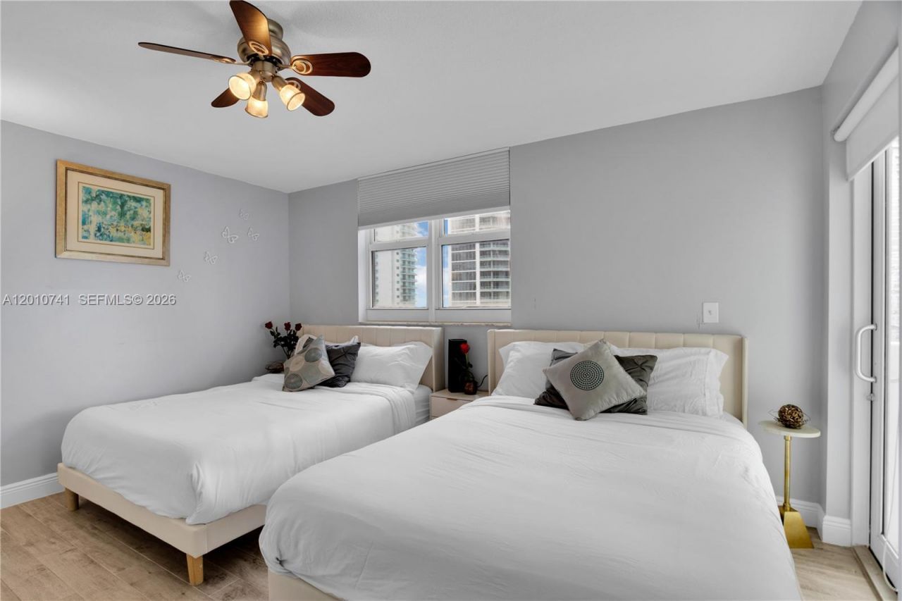 1200 Brickell Bay Dr, Unit 3515, Miami, FL 33131 Photo