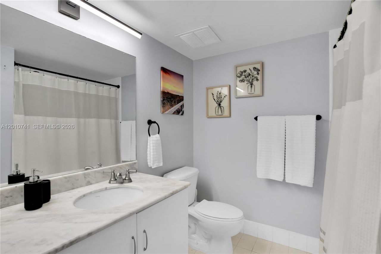 1200 Brickell Bay Dr, Unit 3515, Miami, FL 33131 Photo