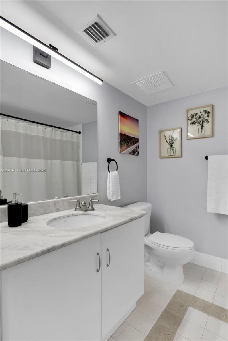 1200 Brickell Bay Dr, Unit 3515, Miami, FL 33131 Photo