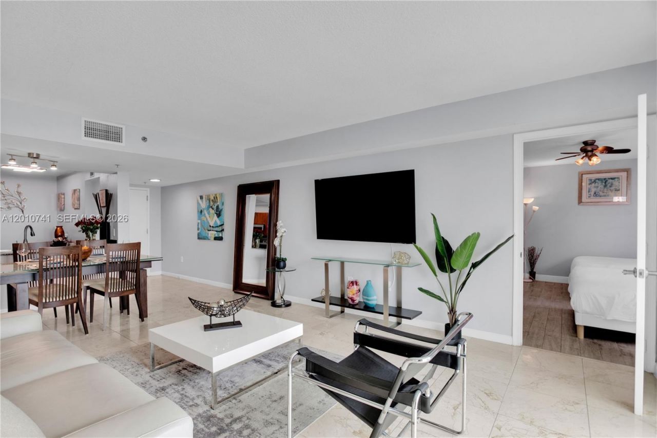 1200 Brickell Bay Dr, Unit 3515, Miami, FL 33131 Photo