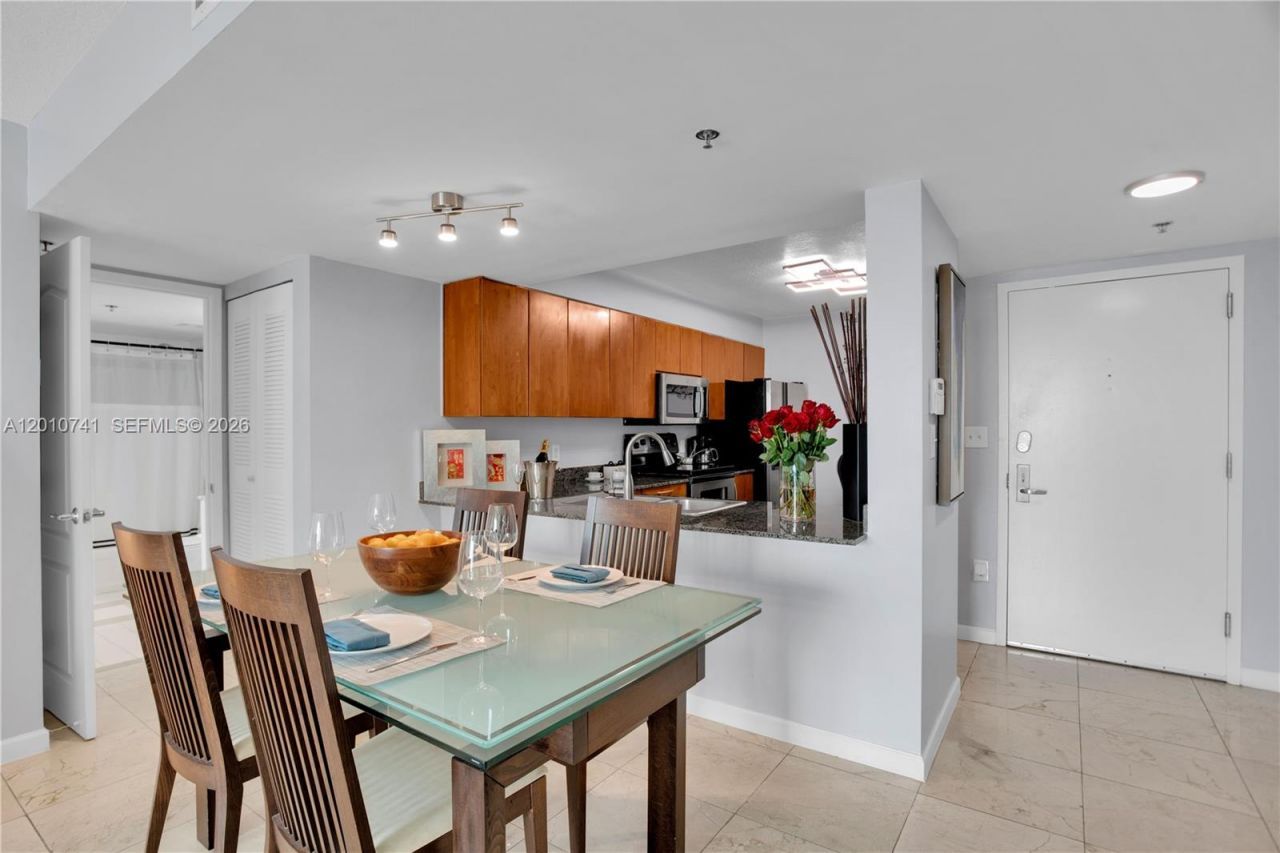 1200 Brickell Bay Dr, Unit 3515, Miami, FL 33131 Photo